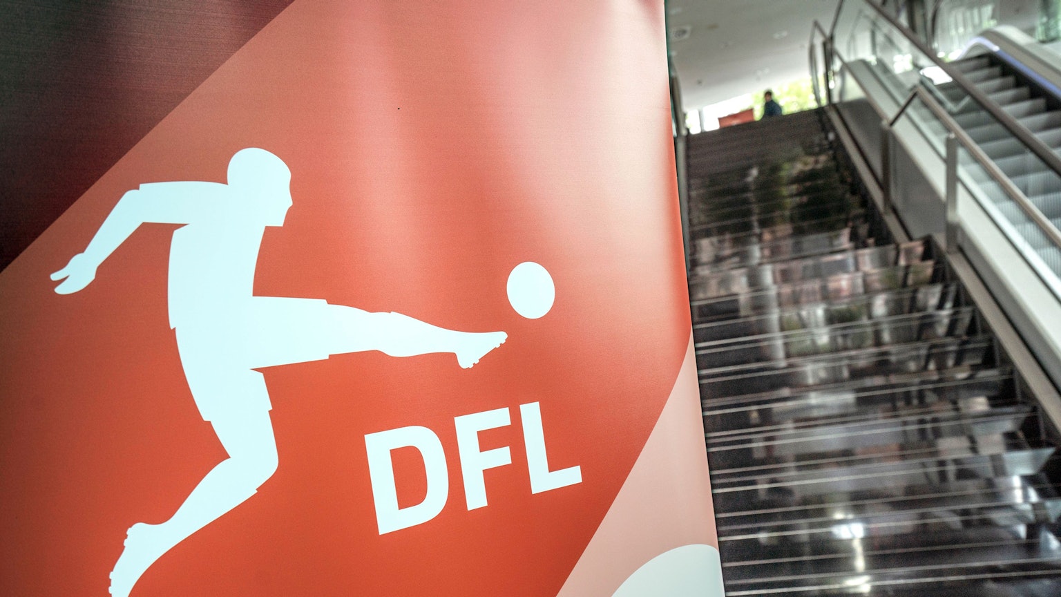 ARCHIV - 04.08.2020, Hessen, Frankfurt/Main: Ein Logo der DFL Deutsche Fußball Liga GmbH weist in einem Frankfurter Hotel den Weg zur außerordentlichen DFL-Mitgliederversammlung. (zu dpa: «DFL veröffentlicht Spielpläne für nächste Saison») Foto: Frank Rumpenhorst/dpa +++ dpa-Bildfunk +++