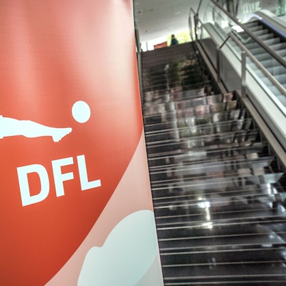 ARCHIV - 04.08.2020, Hessen, Frankfurt/Main: Ein Logo der DFL Deutsche Fußball Liga GmbH weist in einem Frankfurter Hotel den Weg zur außerordentlichen DFL-Mitgliederversammlung. (zu dpa: «DFL veröffentlicht Spielpläne für nächste Saison») Foto: Frank Rumpenhorst/dpa +++ dpa-Bildfunk +++