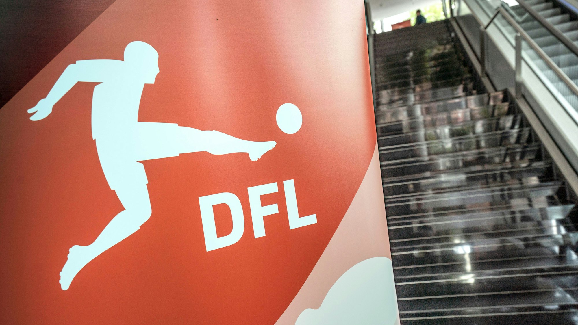 ARCHIV - 04.08.2020, Hessen, Frankfurt/Main: Ein Logo der DFL Deutsche Fußball Liga GmbH weist in einem Frankfurter Hotel den Weg zur außerordentlichen DFL-Mitgliederversammlung. (zu dpa: «DFL veröffentlicht Spielpläne für nächste Saison») Foto: Frank Rumpenhorst/dpa +++ dpa-Bildfunk +++