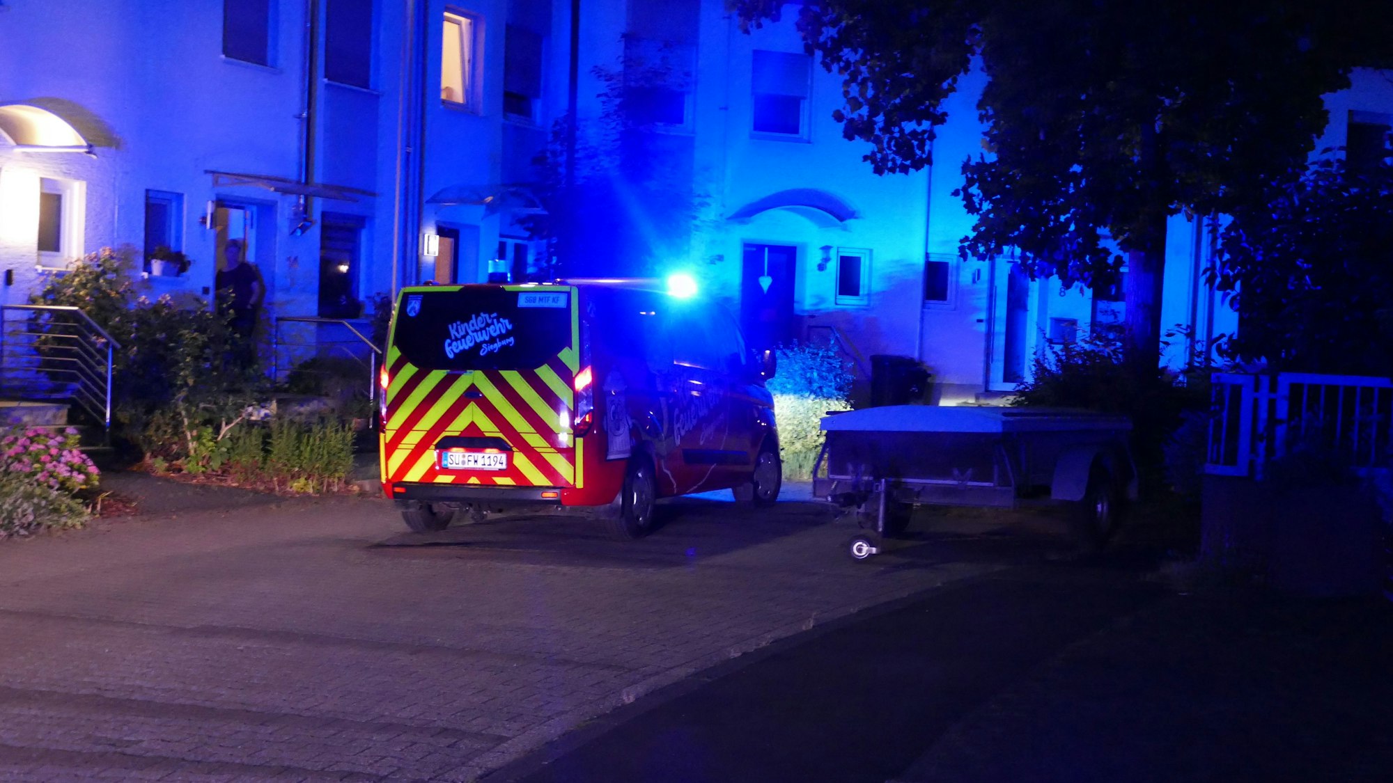 Die Feuerwehr fährt durch die Straßen und macht Lautsprecherdurchsagen, die die Leute zum Verlassen ihrer Häuser auffordert. Mitarbeiter der Stadtverwaltung klingeln an den Haustüren.