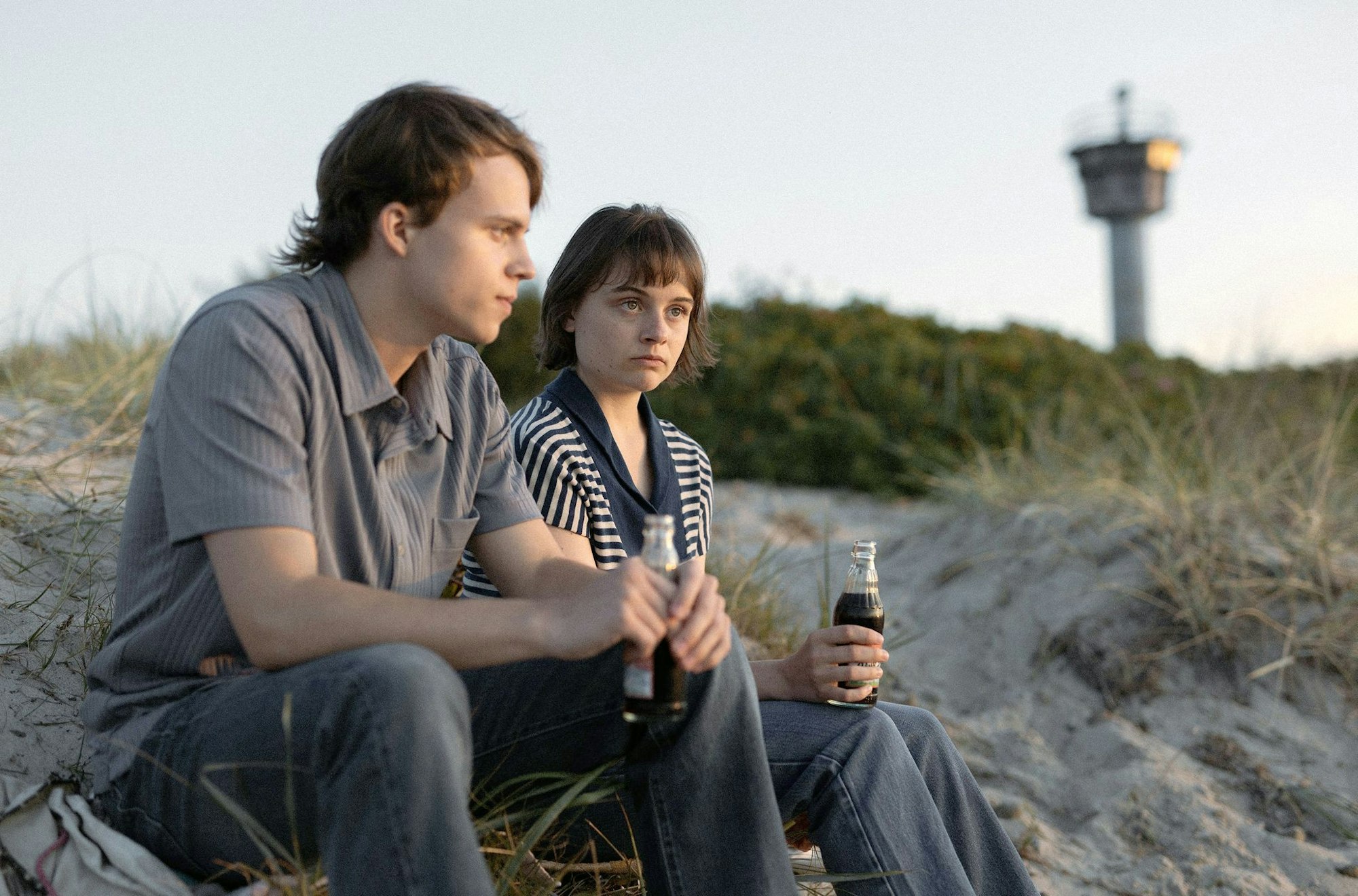 Obwohl Hanna (Lena Urzendowsky) Andreas‘ (Willi Geitmann) Plan, durch die Ostsee zu schwimmen, für Wahnsinn hält, verspricht sie, ihn bei der Flucht zu unterstützen - Szene des Films «Jenseits der blauen Grenze».