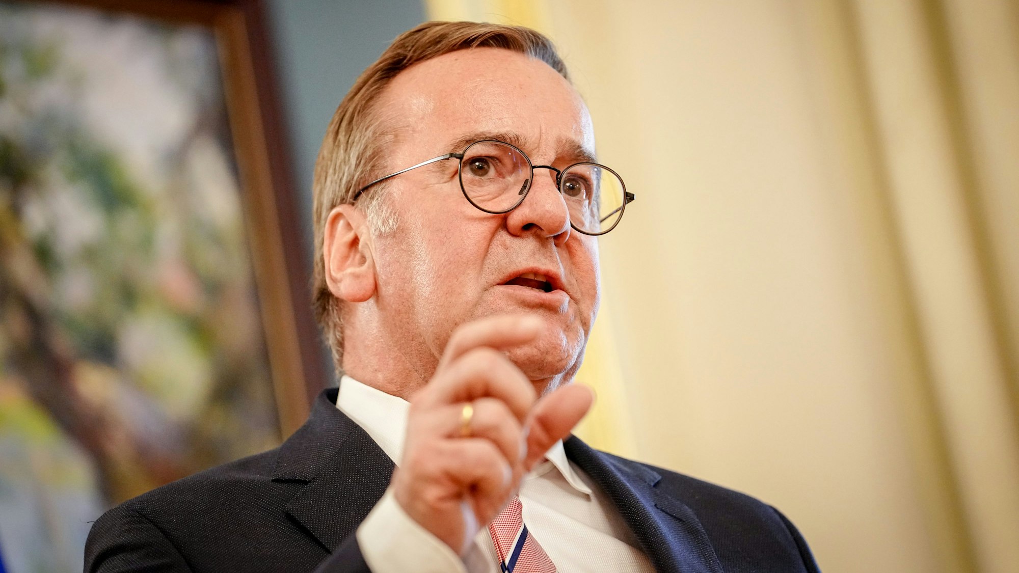 Boris Pistorius (SPD), Bundesminister der Verteidigung, gibt eine Pressekonferenz.