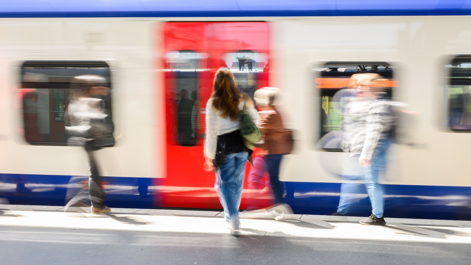 Fahrgäste steigen am Hauptbahnhof Hannover in eine S-Bahn ein.