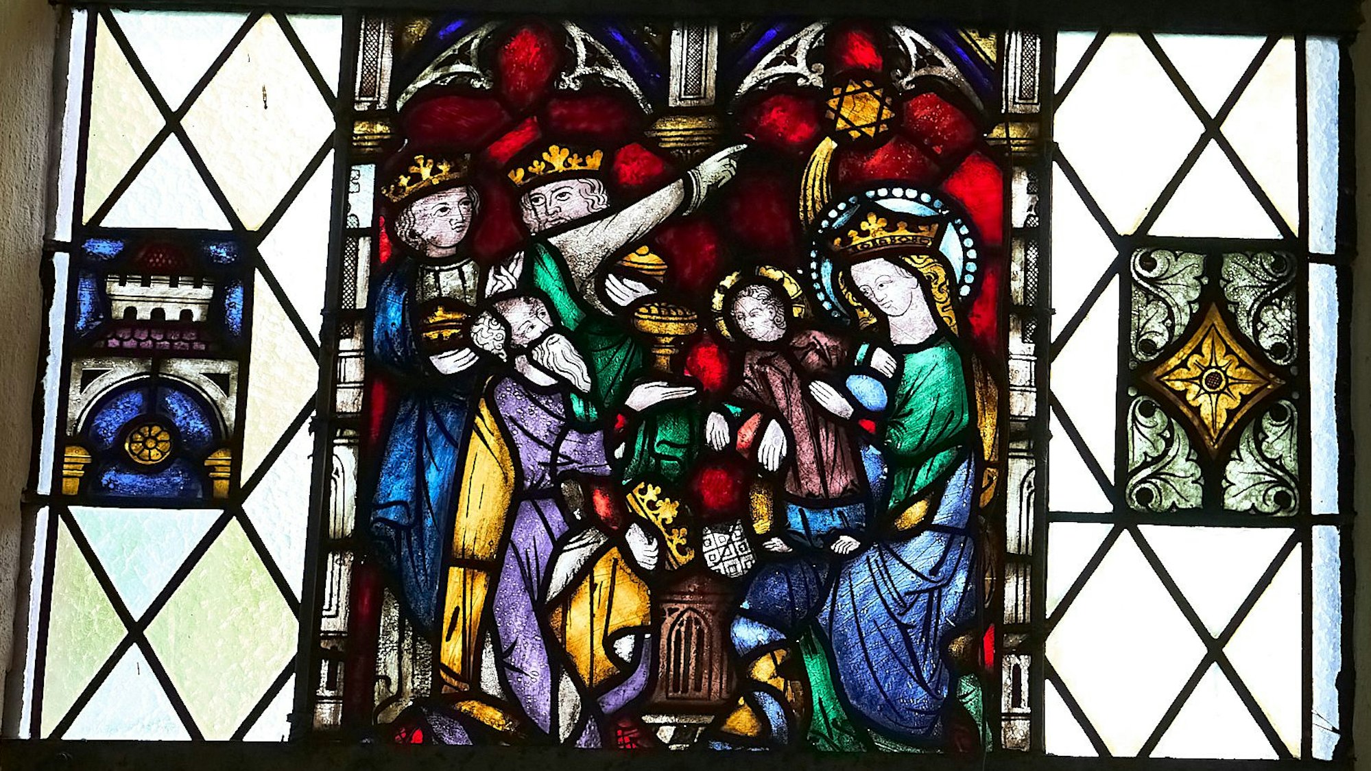 Das Bild zeigt ein buntes Kirchenfenster.