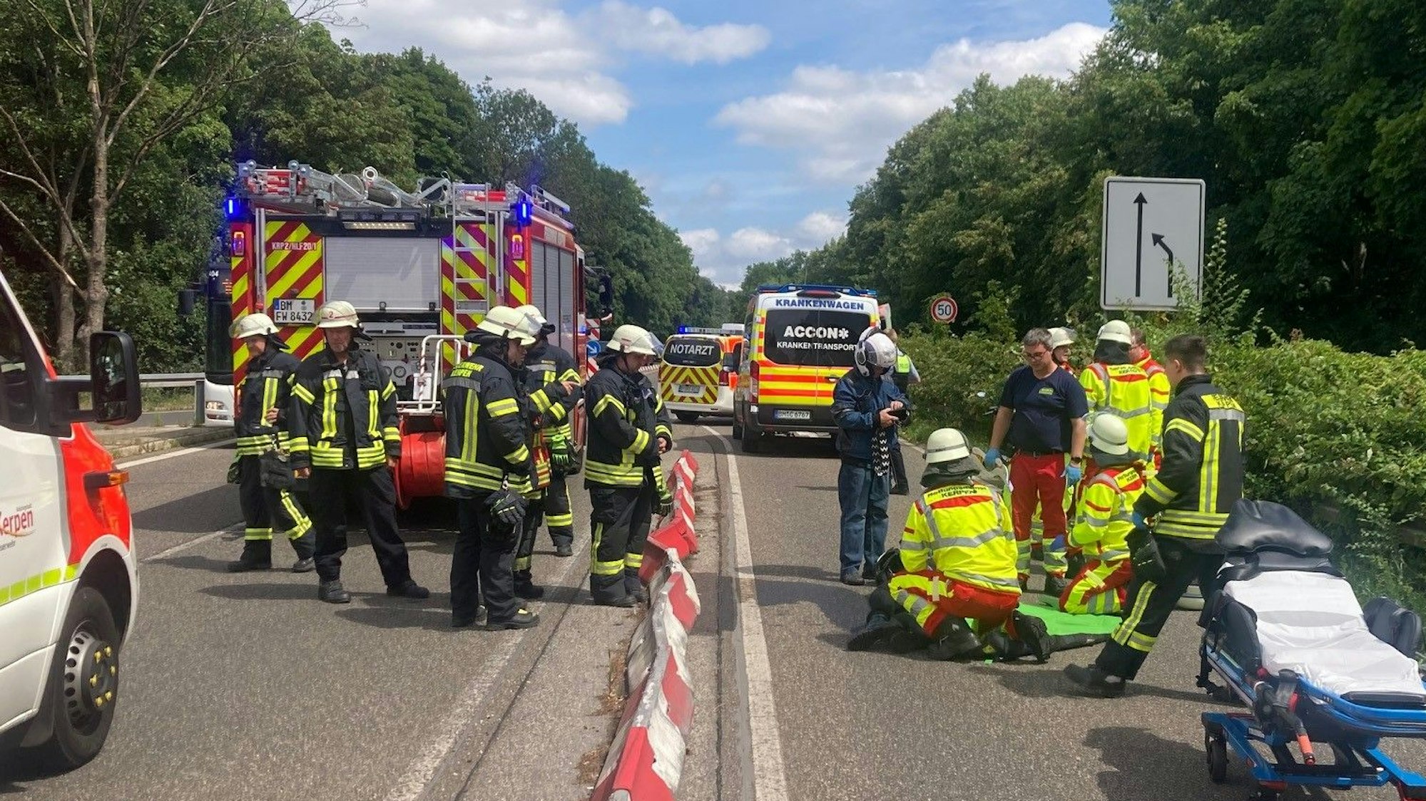 Das Bild zeigt mehrere Einsatzkräfte der Feuerwehr an der Unfallstelle.