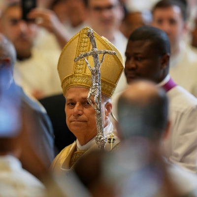 Papst Leo XIV. kommt zur Feier einer Priesterweihe im Petersdom im Vatikan im Rahmen des Priesterjubiläums.