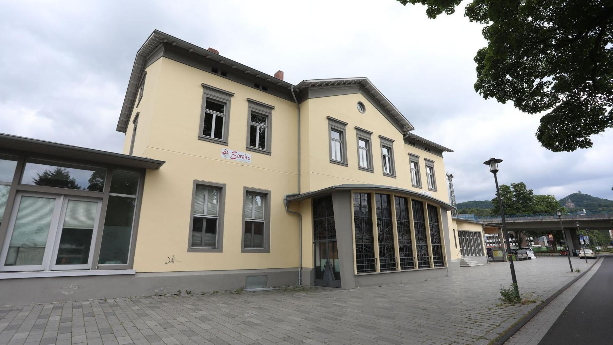 Ein Bahnhofsgebäude.
