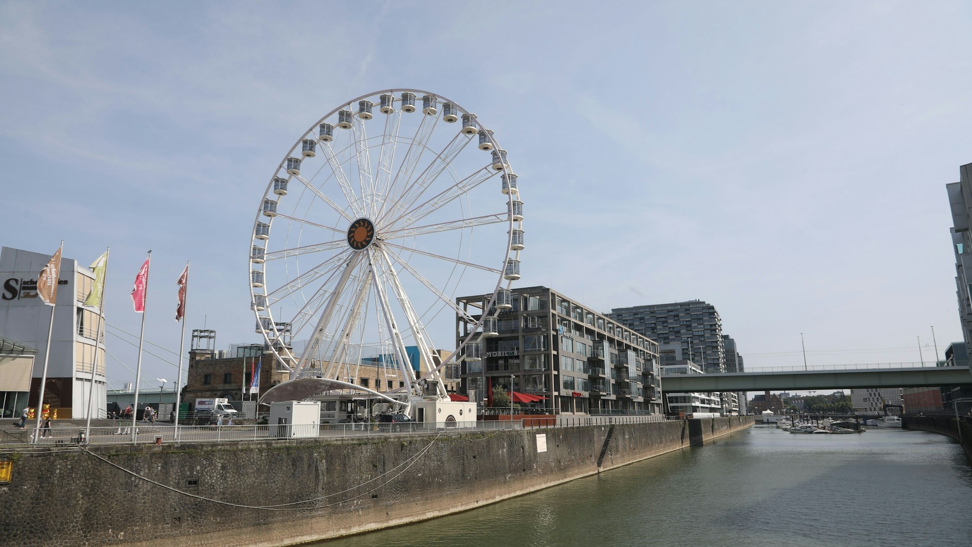 13.06.2025, Köln: Riesenrad am Schokoladenmuseum. Wetter, Feature: Köln erlebt den ersten Hitzetag des Jahres mit Temperaturen von mehr als 30°C. Foto: Arton Krasniqi