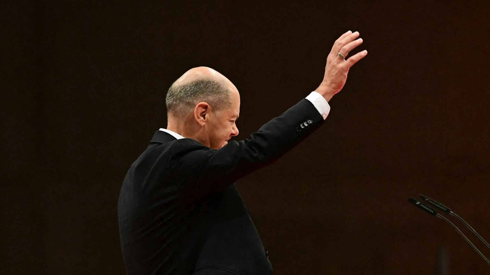 Altkanzler Olaf Scholz winkt auf dem SPD-Parteitag den Delegierten zu.