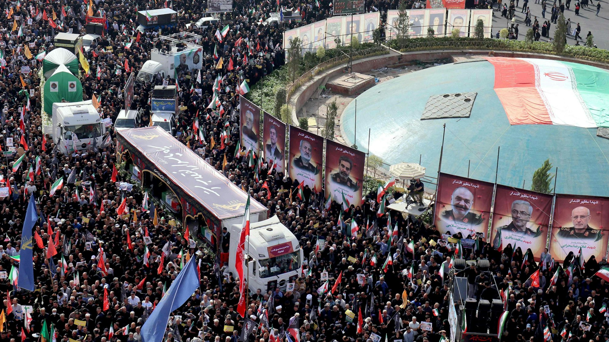 Die Särge der getöteten Generäle und Wissenschaftler werden durch die Menschenmasse in Teheran gelenkt.