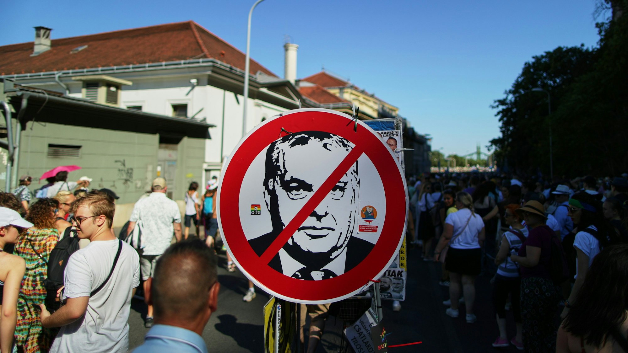 28.06.2025, Ungarn, Budapest: Teilnehmer des Pride-Marsches gehen an einer Darstellung des ungarischen Ministerpräsidenten Viktor Orban vorbei. Foto: Rudolf Karancsi/AP/dpa +++ dpa-Bildfunk +++