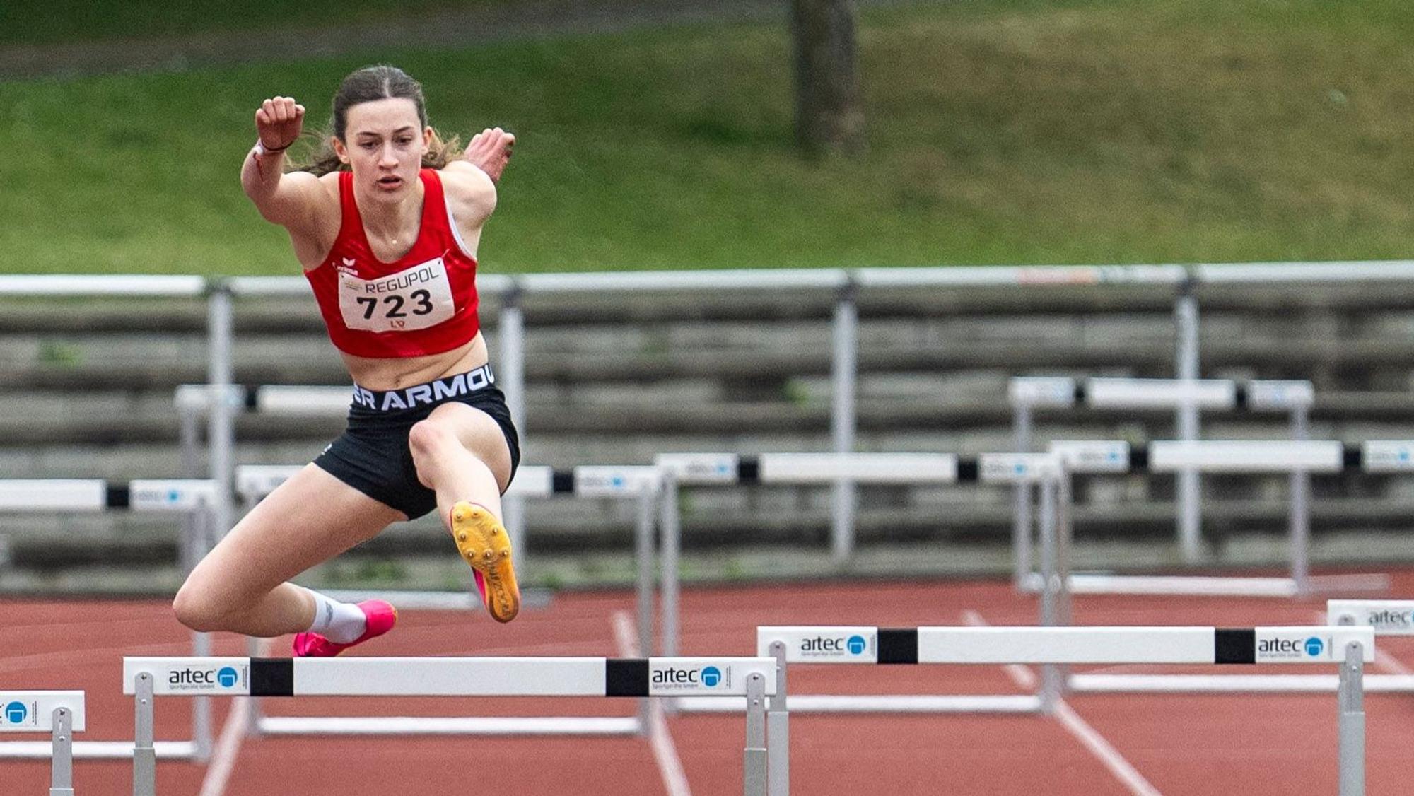 Das Bild zeigt Leichtathletin Lisa Mauel aus Zülpich beim Hürdenlauf.