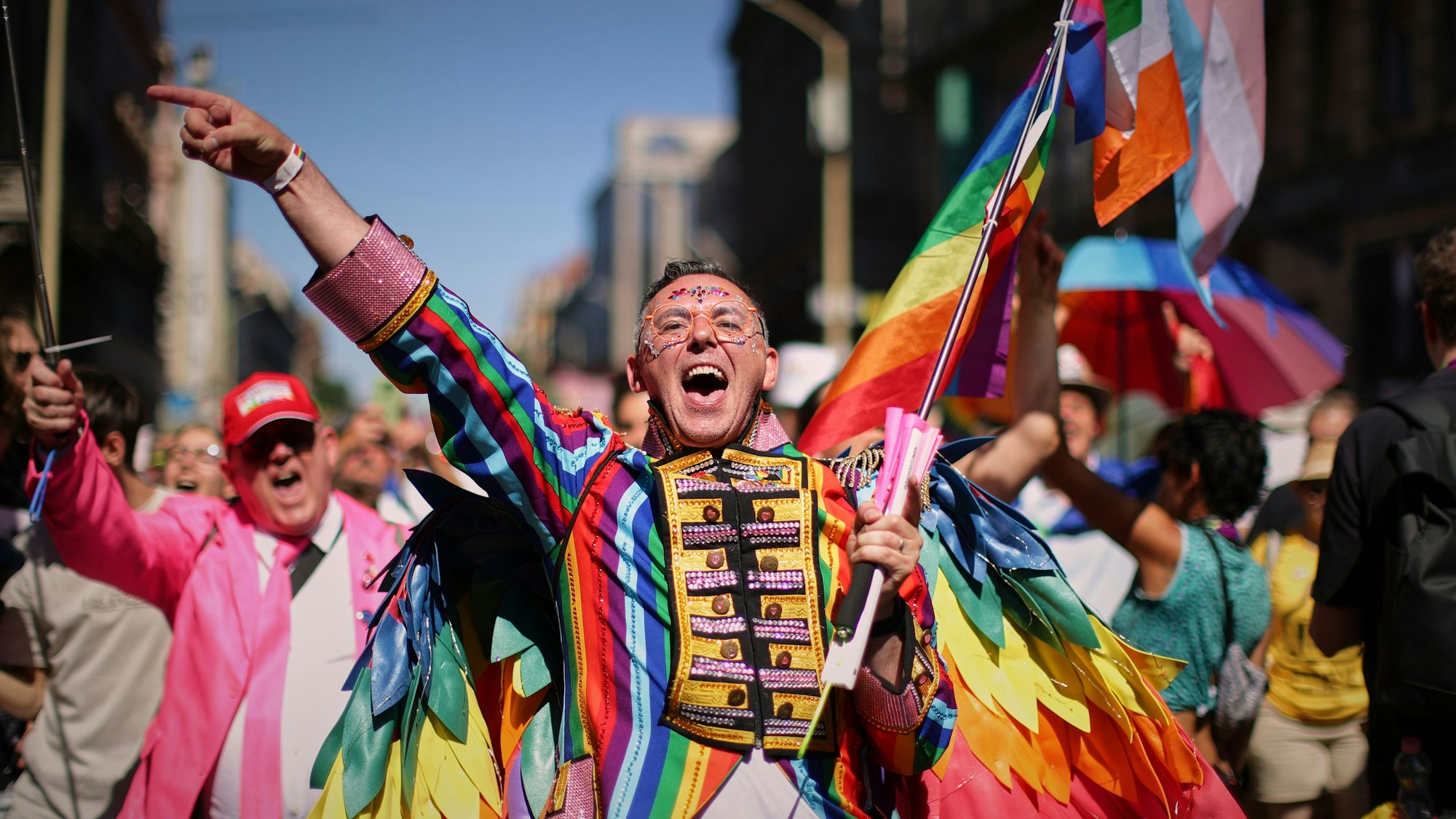 dpatopbilder - 28.06.2025, Ungarn, Budapest: Ein bunt kostümierter Teilnehmer des Pride-Marsches jubelt. Foto: Rudolf Karancsi/AP/dpa +++ dpa-Bildfunk +++