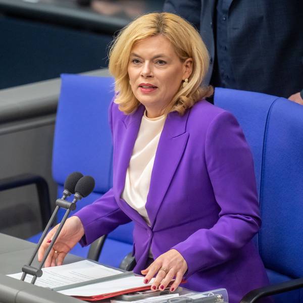 Julia Klöckner (CDU) auf ihrem Sitz im Plenarsaal des Bundestages.