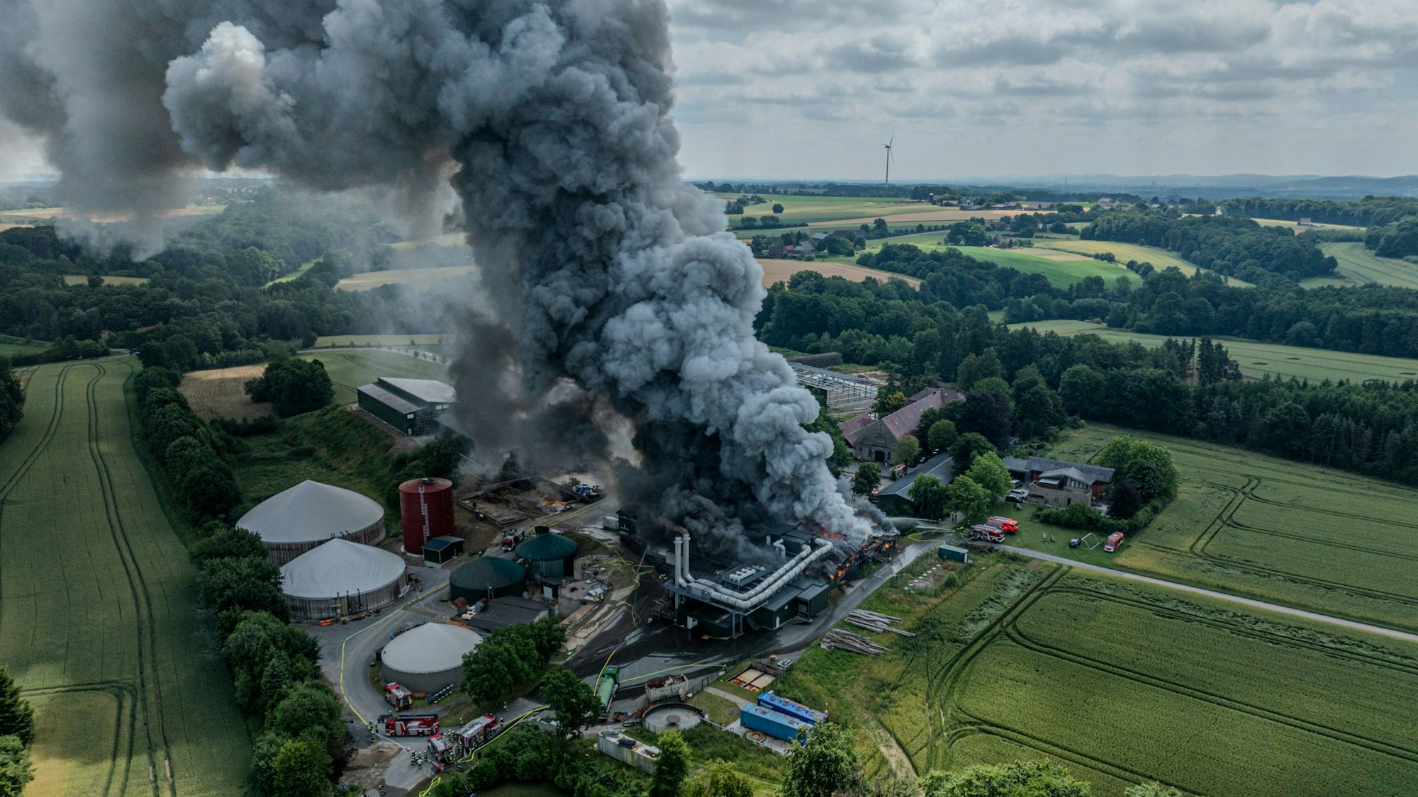 Dicke Rauchwolken steigen bei einem Großbrand in einem Kartoffelbetrieb auf. Der Brand dem Betrieb für Kartoffelspeisen hat in Werther bei Gütersloh einen Großeinsatz der Feuerwehr ausgelöst.