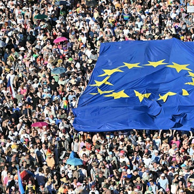 Trotz Verbot versammelten sich in Budapest bis zu 200.000 Teilnehmerinnen und Teilnehmer für die Pride-Parade - und brachten auch eine riesige EU-Flagge mit.