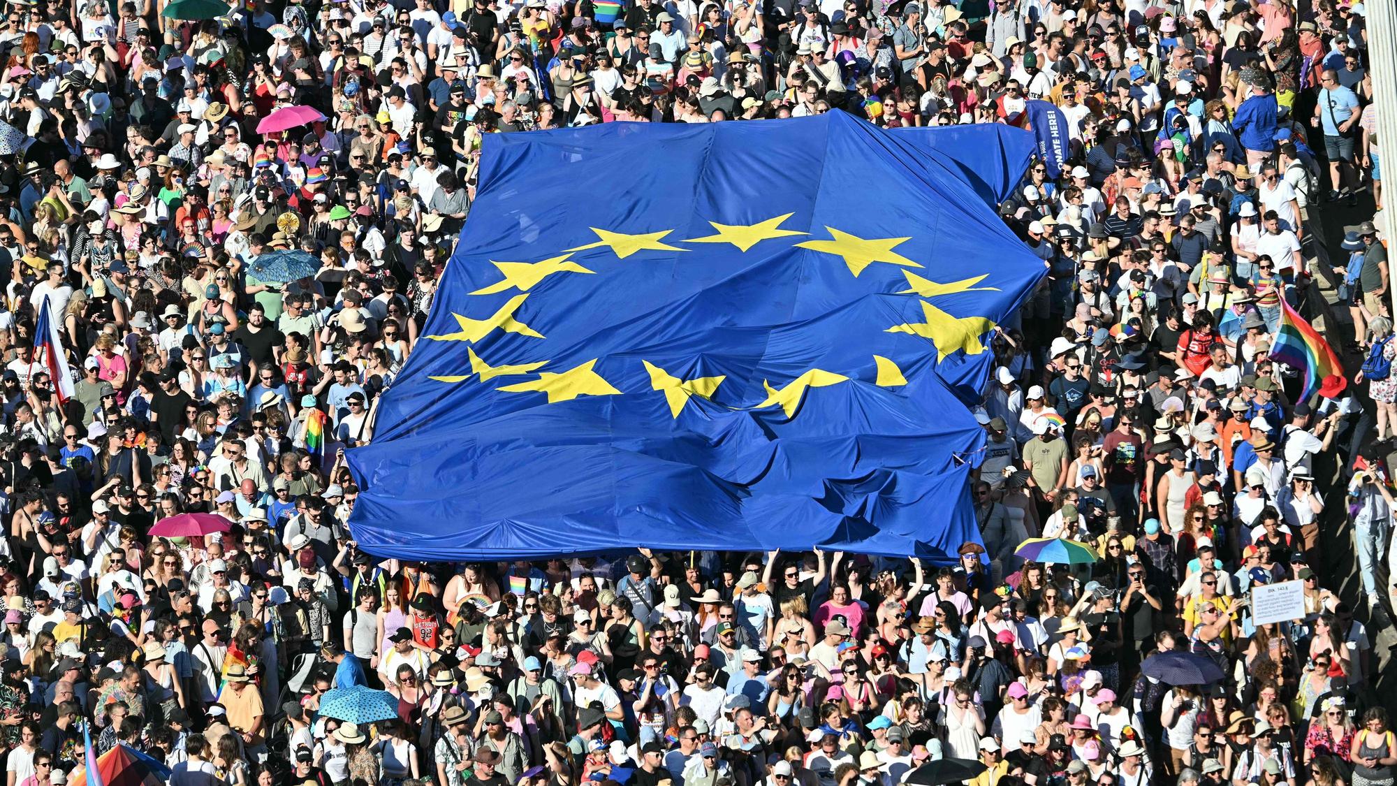 Trotz Verbot versammelten sich in Budapest bis zu 200.000 Teilnehmerinnen und Teilnehmer für die Pride-Parade - und brachten auch eine riesige EU-Flagge mit.