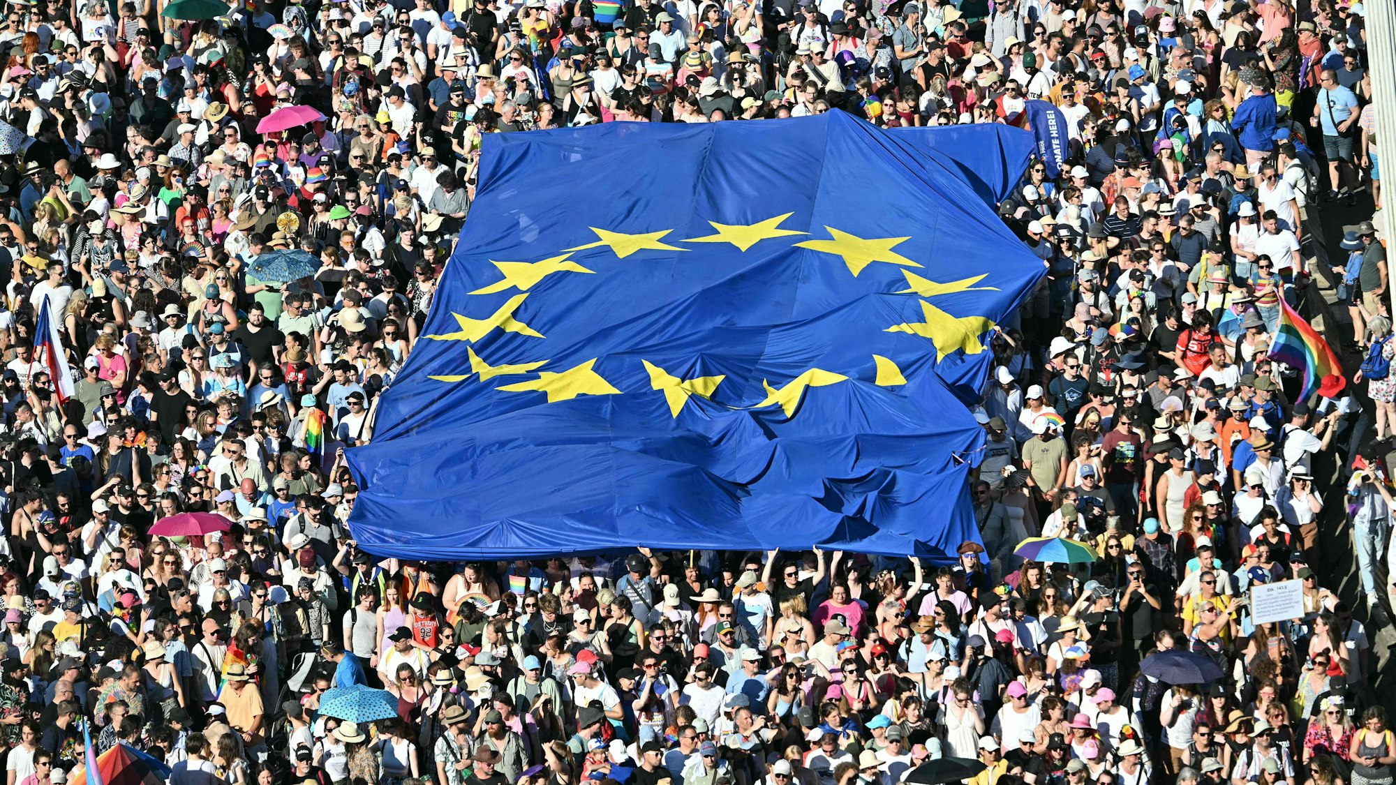Trotz Verbot versammelten sich in Budapest bis zu 200.000 Teilnehmerinnen und Teilnehmer für die Pride-Parade - und brachten auch eine riesige EU-Flagge mit.
