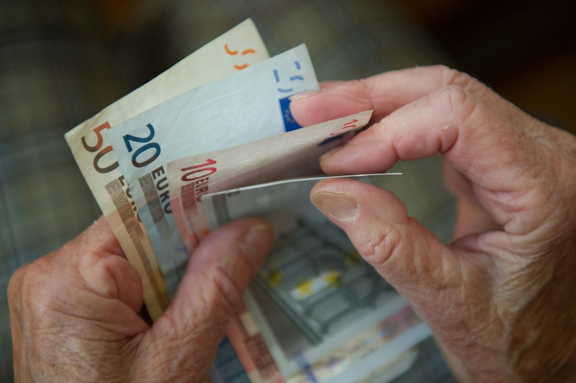 Auch Beschäftigte in der Altenpflege bekommen mehr Geld. (Archivbild)