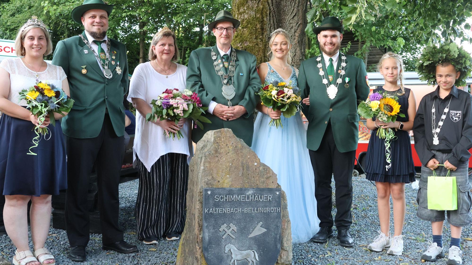 Generationen von Schimmelhäuern (von links): Das Kaiserpaar Michaela Mohr und Tim Kremer, Königspaar Joachim und Sandra Tump, das Prinzenpaar Marlon Müller und Denise Rigal sowie das Kinderkönigspaar Noah Wagener und Zoe Lichtinghagen.