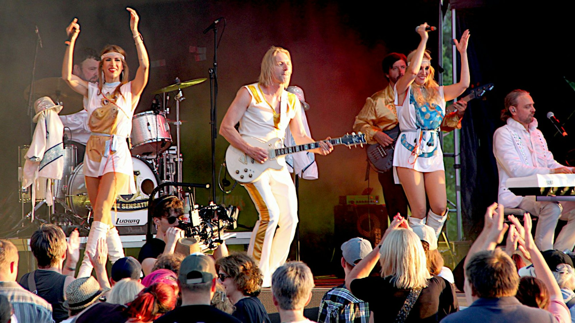 Die Musiker einer Abba-Coverband bei ihrem Auftritt vor dem Kaller Publikum.