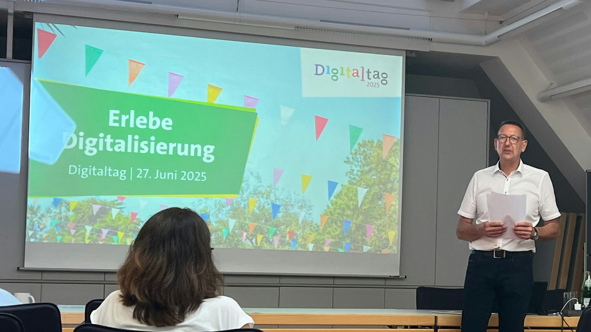 Burscheids Bürgermeister Dirk Runge steht im Sitzungssaal des Rathauses