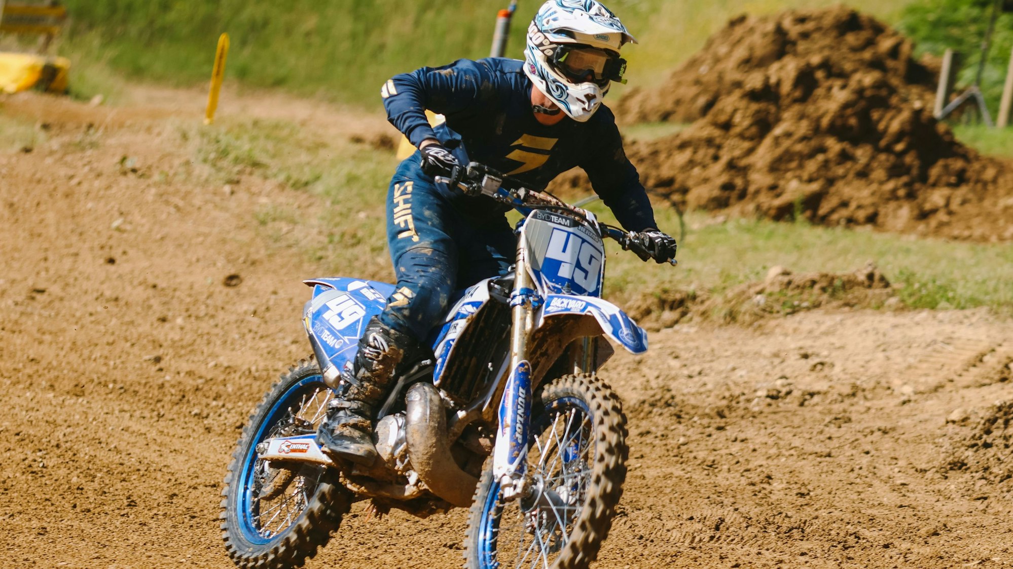 Zu sehen ist ein Motocross-Fahrer auf der Strecke.