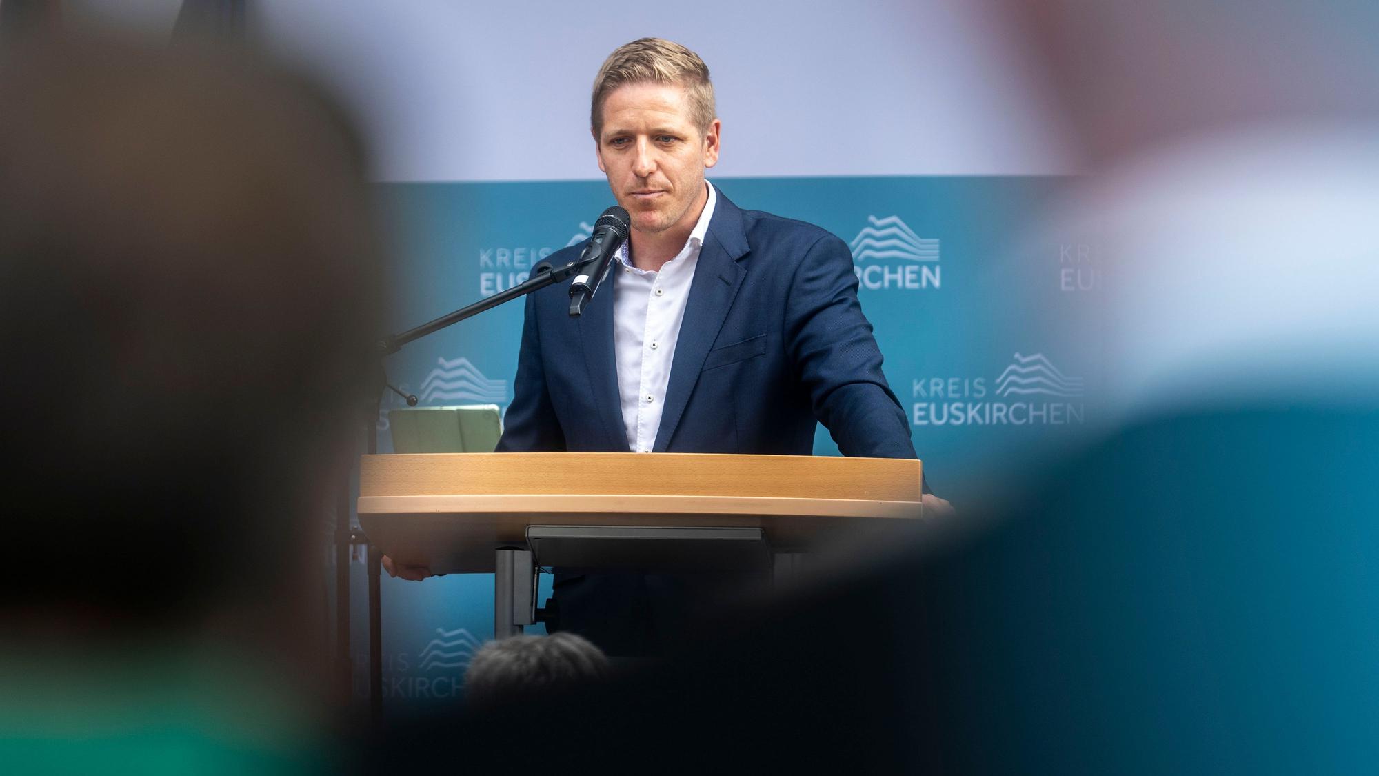 Markus Ramers, Landrat des Kreises Euskirchen, steht an einem Pult und spricht in ein Mikrofon.