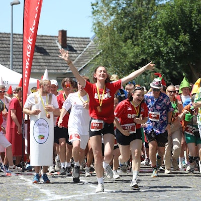 Bunte Kostüme zeigten, dass beim Lauf „Le Petit Médoc“ in Königswinter der Spaß im Vordergrund steht.