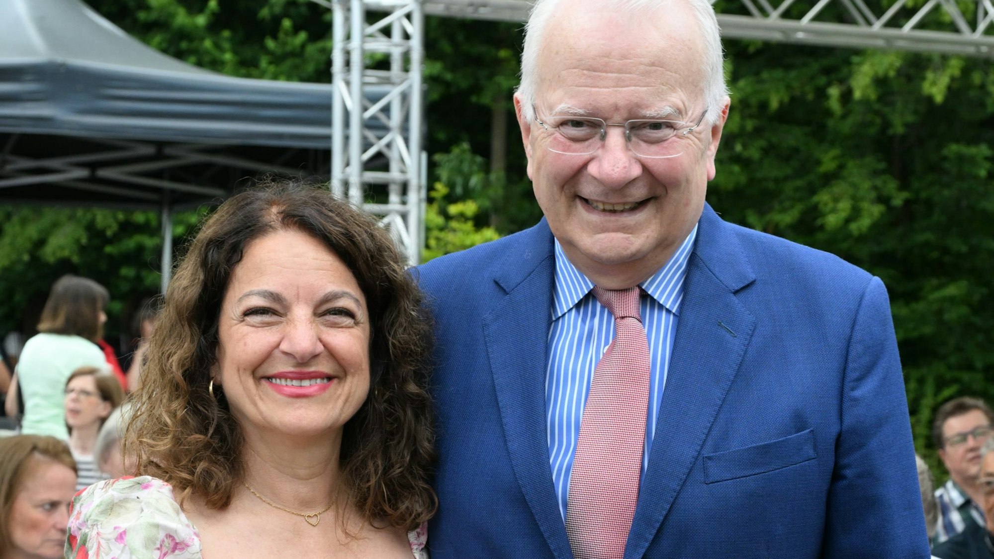 Sema Prinzessin zu Sayn-Wittgenstein, Vorsitzende des Fördervereins „Literatur am Dom“, und Hubertus Prinz zu Sayn-Wittgenstein lächeln in die Kamera.