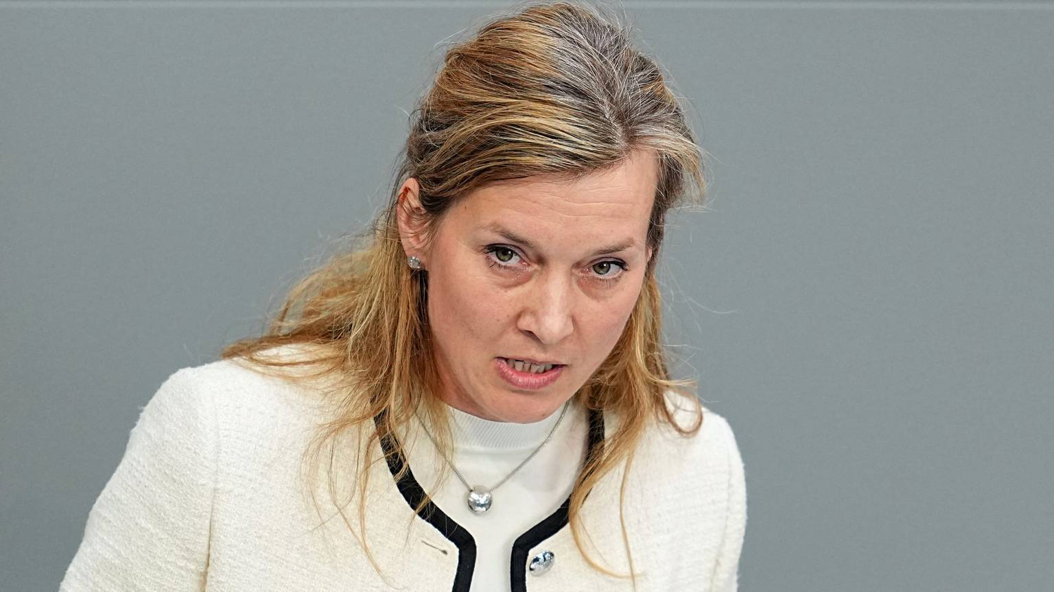 In der vergangenen Legislaturperiode war Siemtje Möller als Parlamentarische Staatssekretärin im Verteidigungsministerium tätig. Derzeit sitzt sie im Vorstand der Nato-Lobbyorganisation „Atlantische Gesellschaft“.