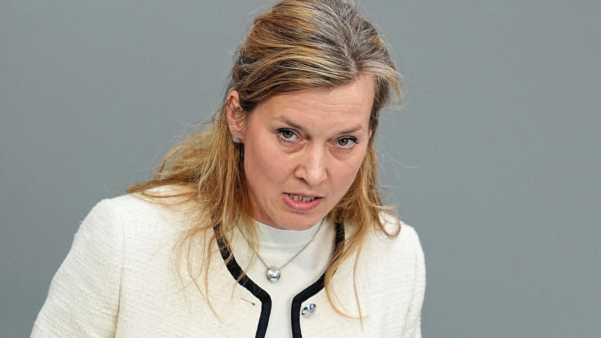 In der vergangenen Legislaturperiode war Siemtje Möller als Parlamentarische Staatssekretärin im Verteidigungsministerium tätig. Derzeit sitzt sie im Vorstand der Nato-Lobbyorganisation „Atlantische Gesellschaft“.
