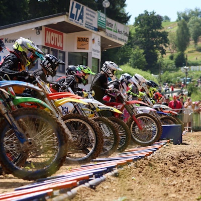 Zu sehen ist der Start eines Motocross-Rennens.