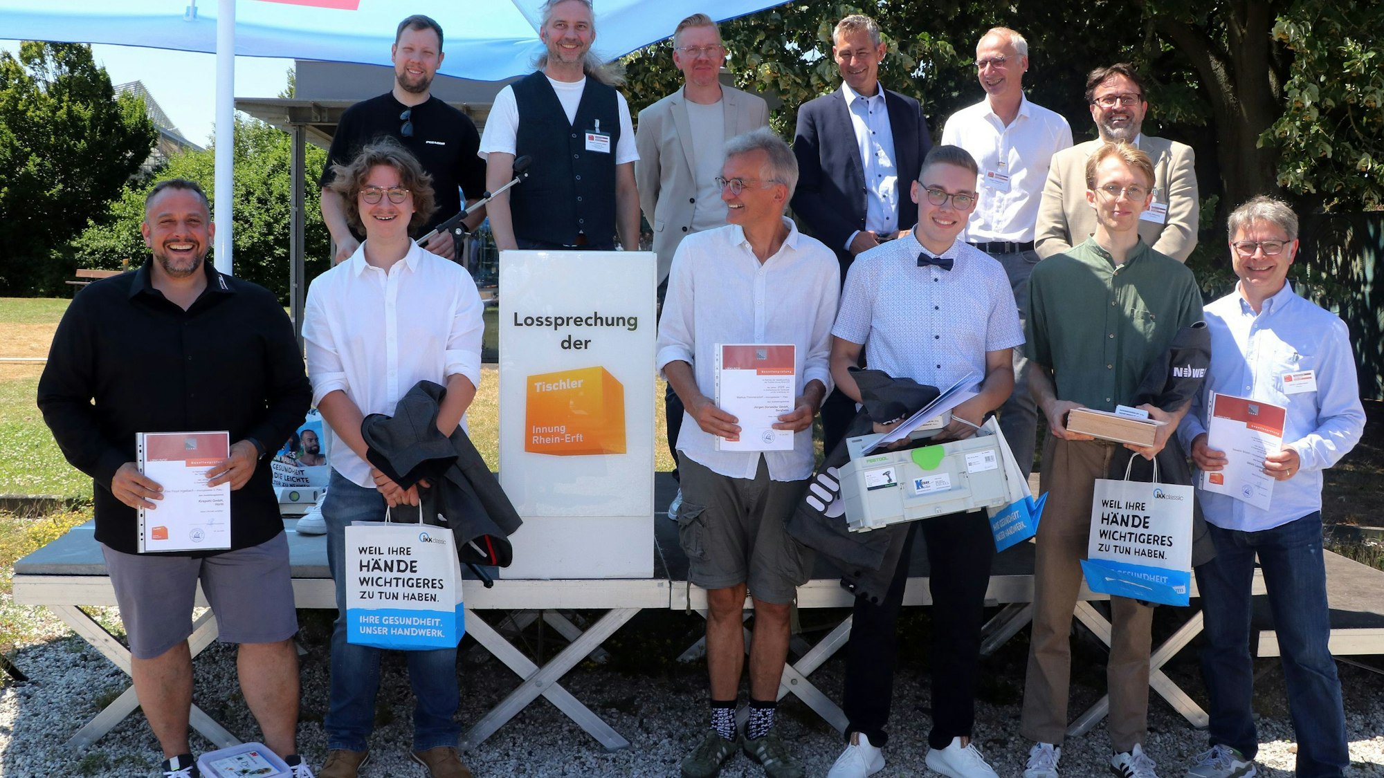 Auf dem Bild sind die Innungsbesten und ihre Chefs und Betreuer zu sehen.