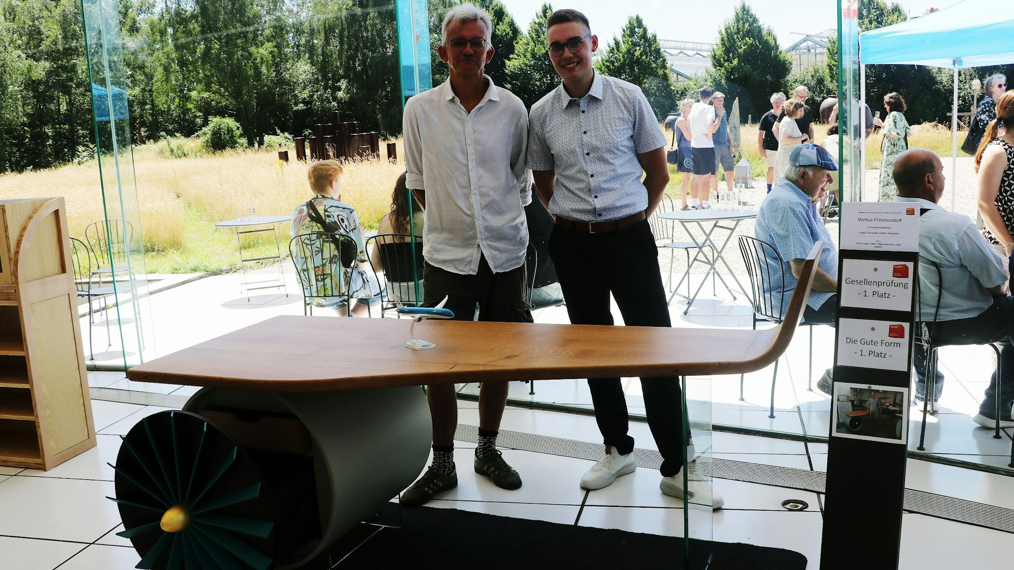 Auf dem Bild ist der Gewinner des Wettbewerbs mit seinem Betreuer zu sehen.