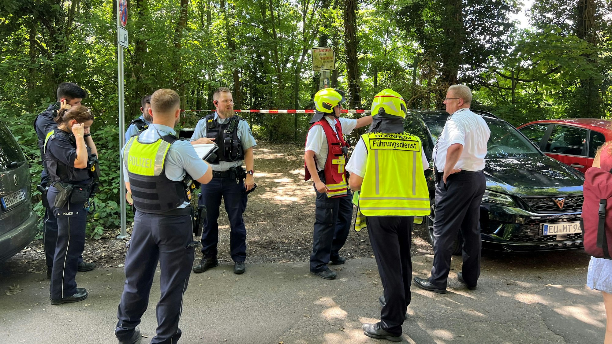 Auf dem Bild sind Rettungskräfte im Einsatz zu sehen.