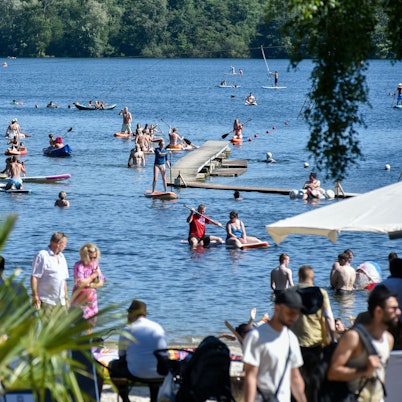 Badegäste schwimmen in einem See.