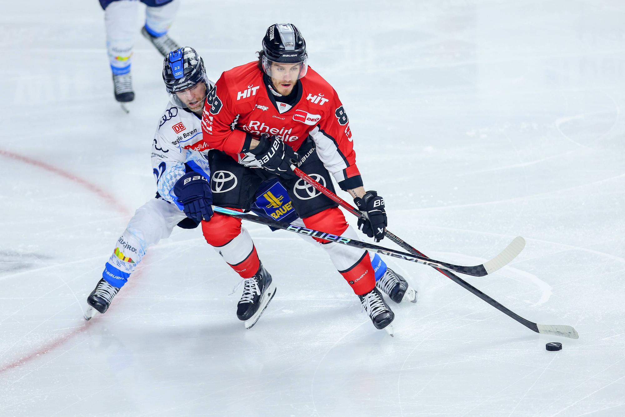 Mathew Bodie (l. ERC Ingolstadt) im Zweikampf gegen Haie-Stürmer Gregor MacLeod.