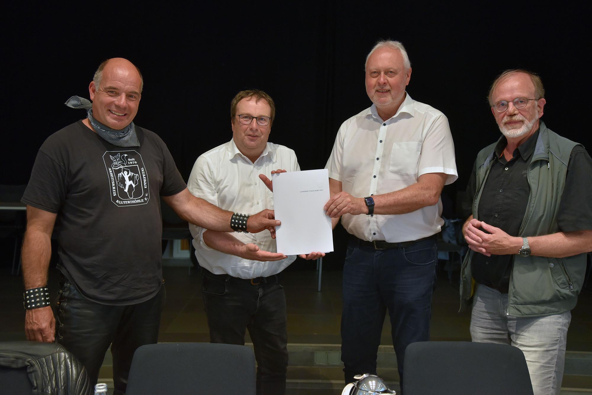 Stefan Voigt, Bürgermeister Karthaus und Ulrich Pahlke übergeben NRW-Umweltminister Oliver Krischer den Antrag zur Ausweisung als Nationales Naturmonument.