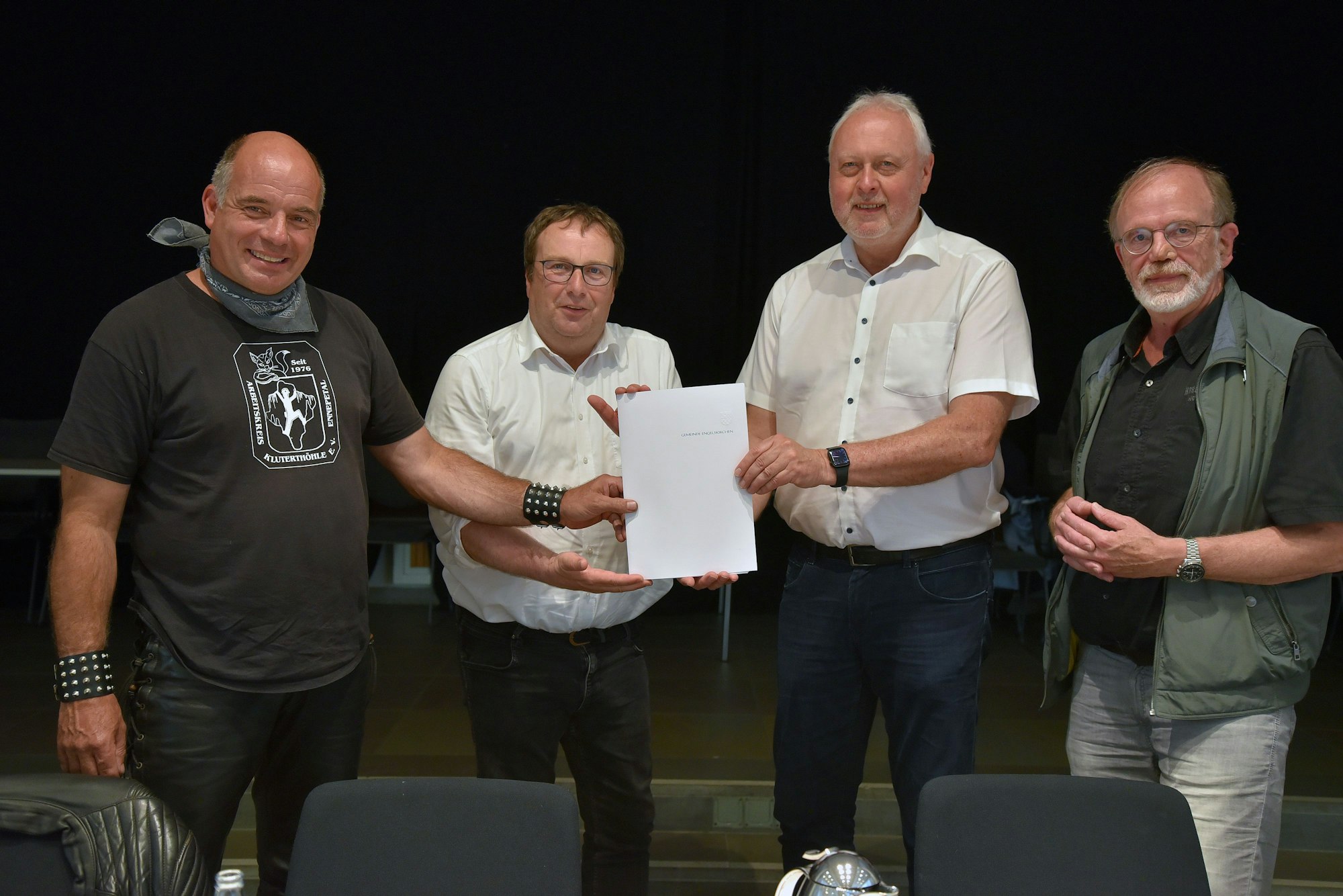 Stefan Voigt, Bürgermeister Karthaus und Ulrich Pahlke übergeben NRW-Umweltminister Oliver Krischer den Antrag zur Ausweisung als Nationales Naturmonument.