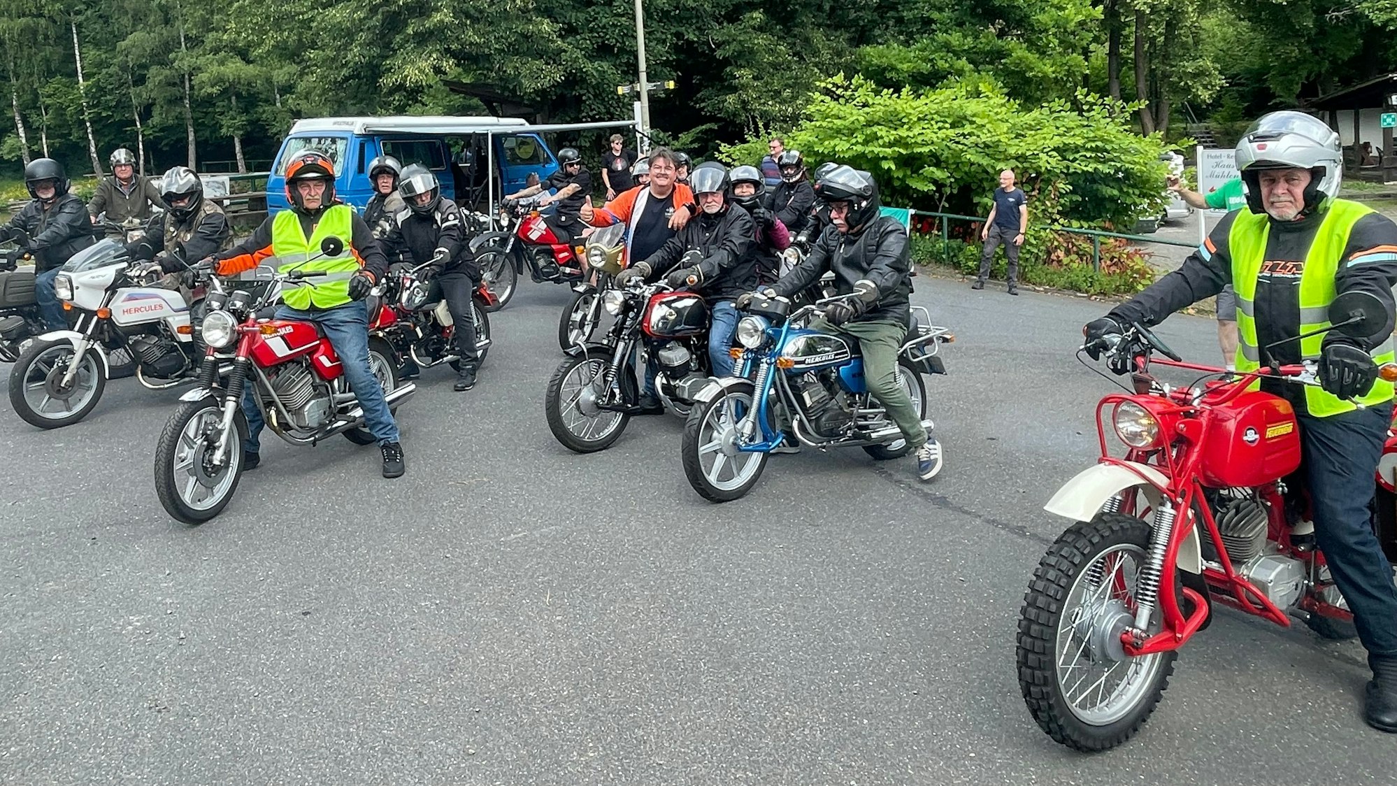 Rund 100 begeisterte Hercules-Fahrer waren zu ihrem Jahrestreffen in den Waldbröler Weiler Vierbuchermühle gefahren – manche sogar auf dem Moped.