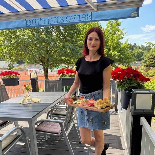 Blick auf die Terrasse, Antoniya Dick serviert eine Aperitivo-Platte.