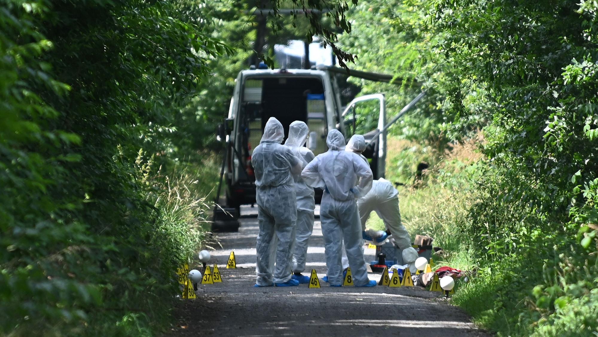 Dorsten-Holsterhausen: Ermittler stehen auf einem Weg. Eine Spaziergängerin hat am frühen Sonntagmorgen (29. Juni) gegen 6 Uhr eine leblose Frau am Waldfriedhof gemeldet. Da es laut Polizeiangaben Hinweise auf Gewalteinwirkung gibt, wurde eine Mordkommission eingerichtet.