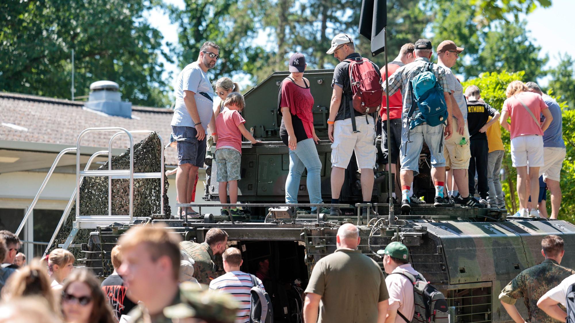 Panzer-Begehung: Beliebt waren die vielen Gerätschaften und Fahrzeuge bei den Besuchenden.