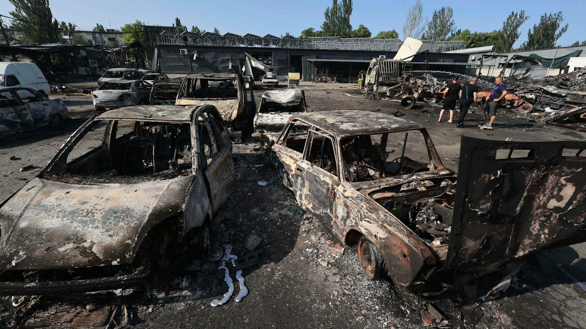 In Saporischschja stehen durch einen russischen Drohnenangriff zerstörte Autos.
