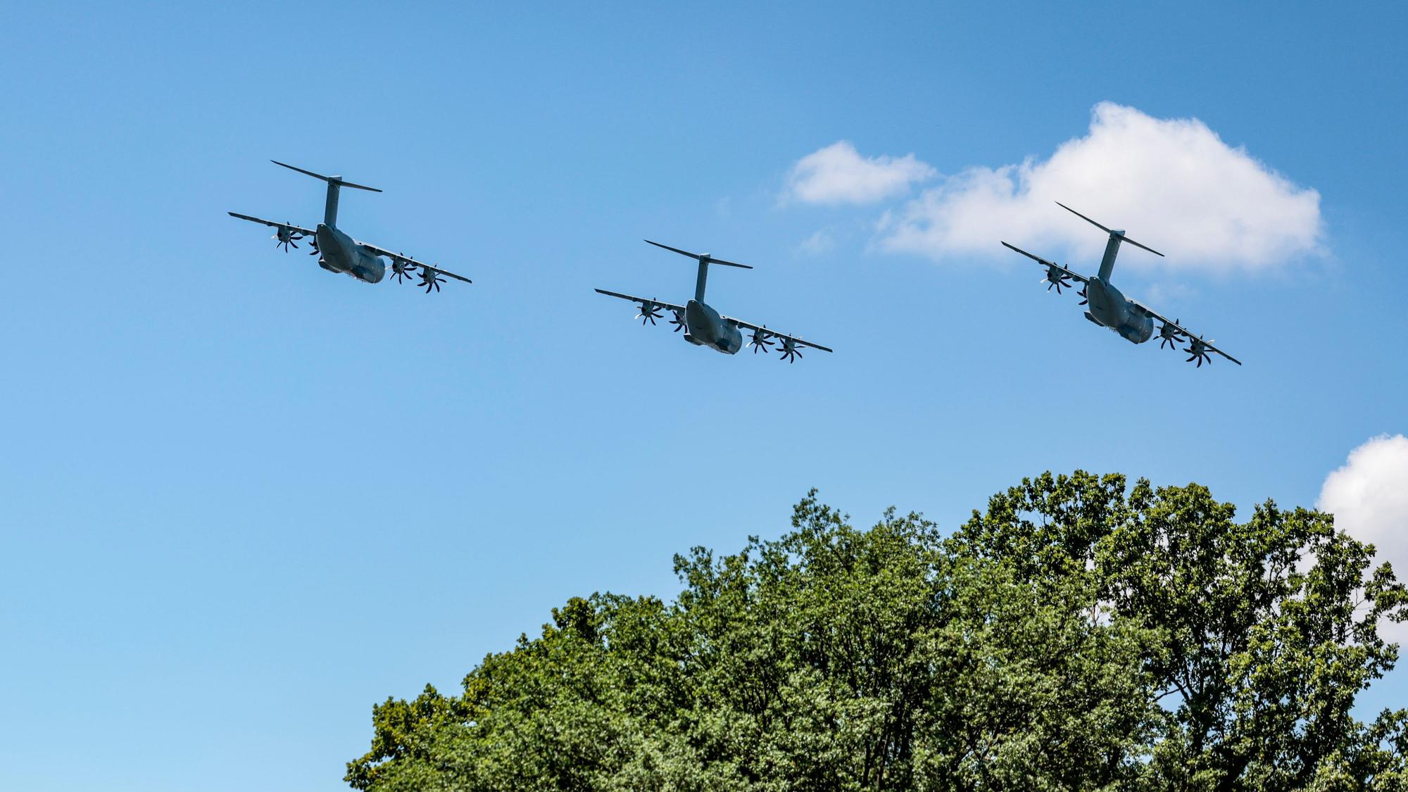Die Bundeswehr präsentierte sich in Wahn unter anderem mit einer Flugshow.