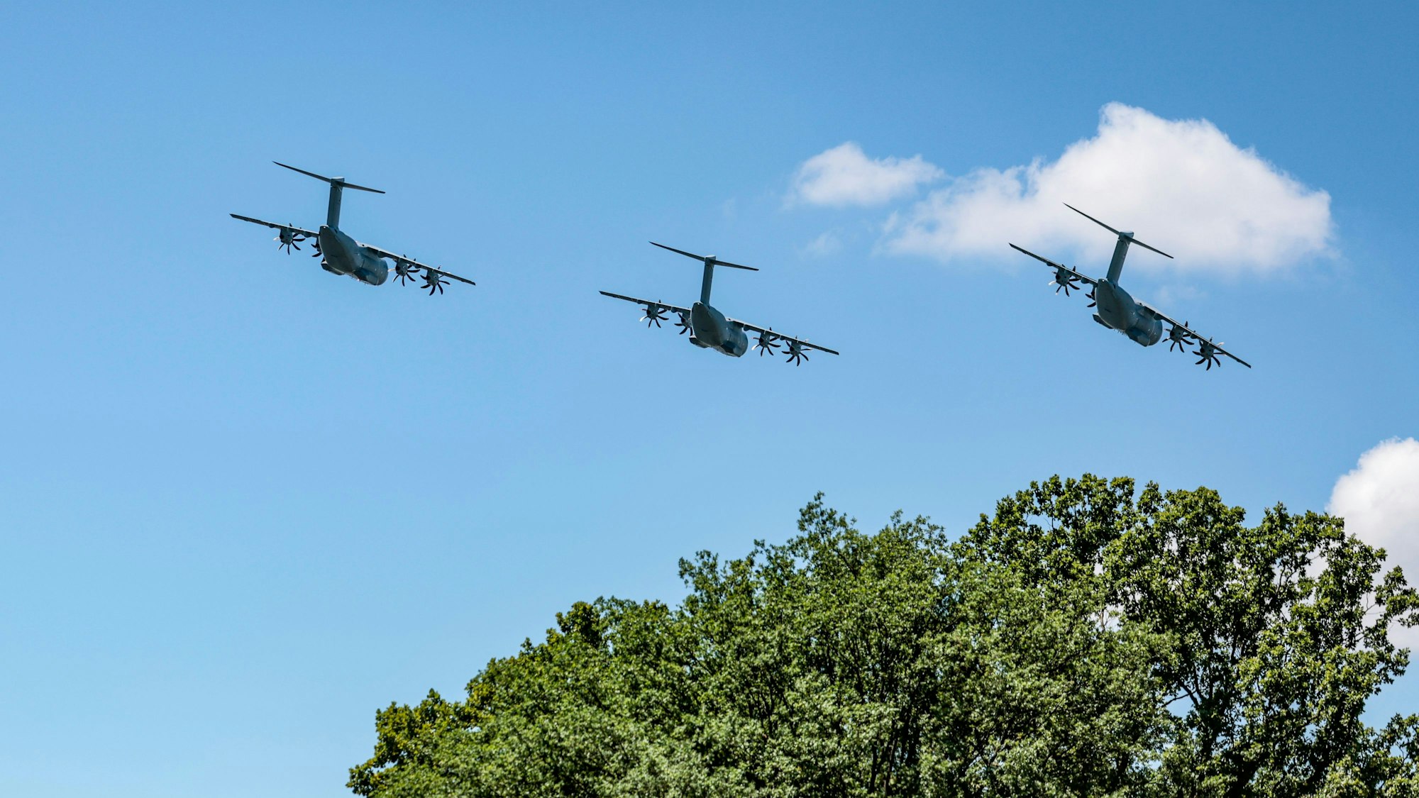 Die Bundeswehr präsentierte sich in Wahn unter anderem mit einer Flugshow.
