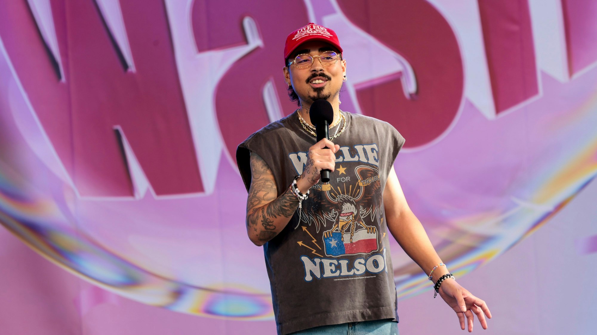 Tony Bauer auf der Bühne des Tanzbrunnens.