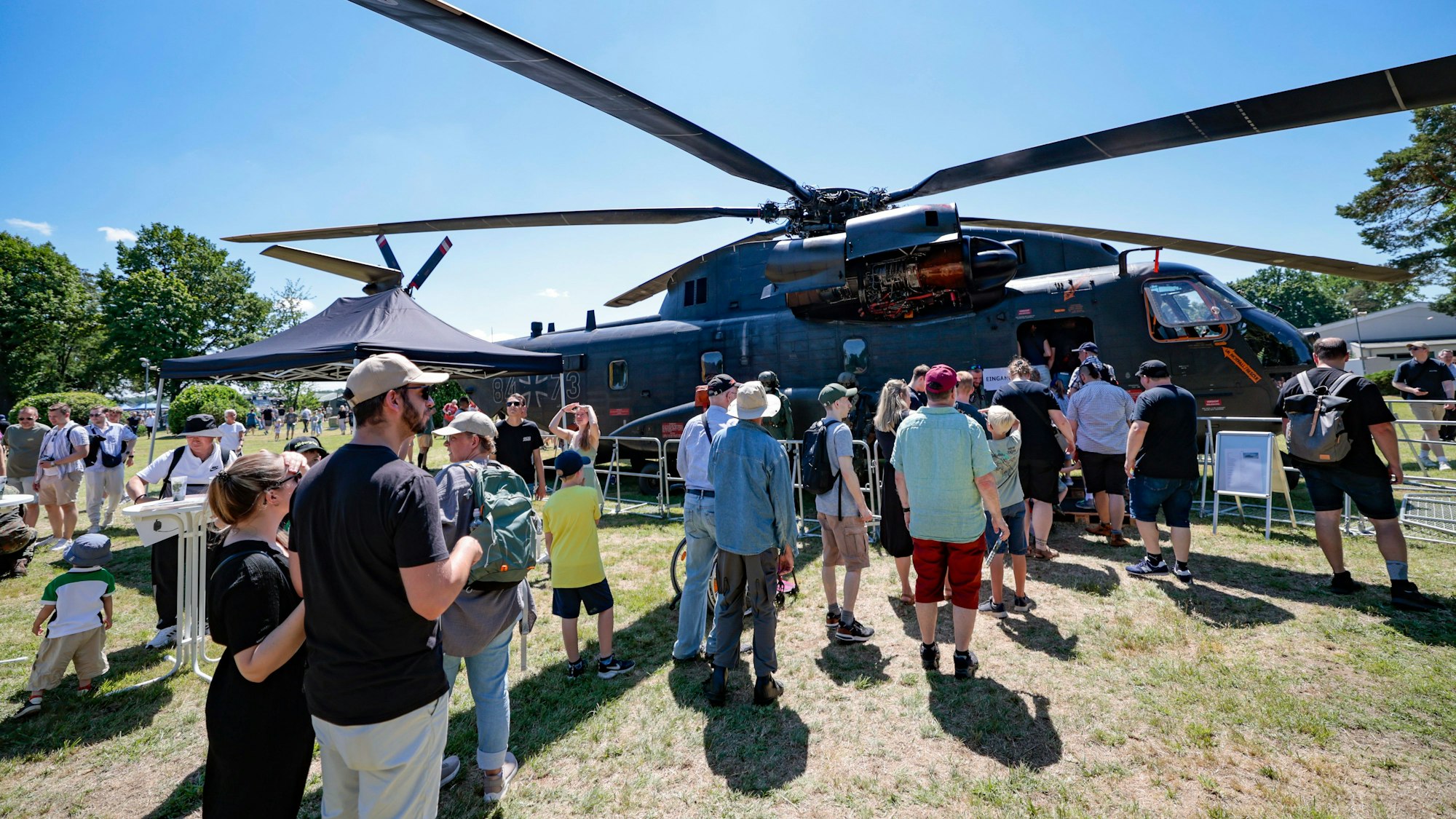 Dickes Ding: Auch ein Helikopter konnte auf dem Gelände der Bundeswehr besichtigt werden.