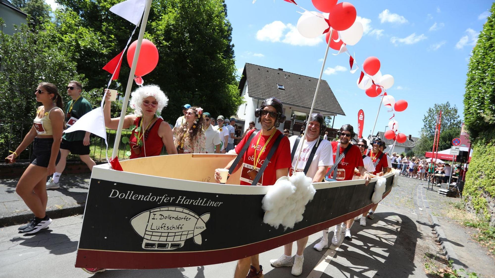 Im Boot trat diese Truppe zum Wettbewerb „Le Petit Médoc“ in Königswinter an.